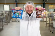 Mars produziert die wohl bekanntesten Schokolinsen der Welt. Aber wie werden m&m's eigentlich hergestellt? Produktentwickler Sebastian Lege findet es heraus.