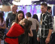 Konflikt zwischen einer Angestellten des Casinos (Caitlin Carver, l.) und Tim Bradford alias Jake (Eric Winter, r.). Lucy (Melissa O'Neil, M.) greift auf ihre Art ein.