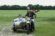 Peter (Peter Lustig, links) fährt mit dem Studenten Jochen (Mike Maas, rechts) über Land, um sich die Biogas-Anlage näher anzusehen.