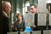 L-R: Donald Cragen (Dann FlorRZek), Olivia Benson (Mariska Hargitay) und John Munch (Richard Belzer)