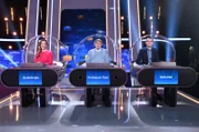 Besondere Hygiene- und Sicherheitsregeln wegen Corona: Rateteam unter Plexiglas-Halbkugeln: (v.l.n.r.) "Quizkönigin" Marie-Lousie Finck, "Professor Quiz" Eckard Freise und "Quiz-Ass" Thorsten Zirkel.