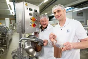 Sebastian Lege (l.) zeigt, wie aufwändig die m&m's-Herstellung ist und holt sich professionelle Hilfe dazu.