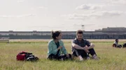 Hanna (Mona Vojacek Koper) und David (Rein Mulder) treffen sich auf dem Tempelhofer Feld.