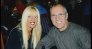 Rebecca (l.) und Larry lernen sich in einem Fitnessstudio kennen und lieben. Bald darauf kaufen sie ein Haus in Strandnähe und führen das scheinbar perfekte Leben.