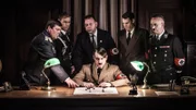 Schauspieler am Set der Reihe: Adolf Hitler (Darsteller unbekannt, vorne, m.), Hermann Göring (Steve Munroe, l.), Reinhard Heydrich (Daniel Chapple, 2.v.l.), Martin Bormann (Jonathon Michaels, 3.v.l.), Albert Speer (Darsteller unbekannt, 2.v.r.) und Heinrich Himmler (Darsteller unbekannt, r.).
