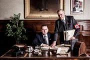 Martin Bormann (Jonathon Michaels, l.)