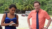 Florence Cassell (Joséphine Jobert) und DI Jack Mooney (Ardal O'Hanlon) nehmen die neusten Information zum Mord auf.