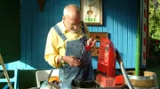 Auf dem Klebestreifen soll sich der Staub ansammeln, den sich Peter (Peter Lustig) anschließend durch ein Mikroskop anschauen möchte.