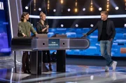 ARD QUIZDUELL-OLYMP, FOLGE 369, "Eva Padberg und Franziska Knuppe", am Freitag (05.11.21) um 18:50 Uhr im ERSTEN. Moderator Jörg Pilawa (r.) mit den Kandidatinnen des Teams "Supermodel": Dem Model Eva Padberg (l.) und dem Model Franziska Knuppe (2.v.l.). © ARD/Arne Vollstedt, honorarfrei - Verwendung gemäß der AGB im engen inhaltlichen, redaktionellen Zusammenhang mit genannter ARD-Sendung bei Nennung "Bild: ARD/Arne Vollstedt" (S2). ARD-Programmdirektion/Bildredaktion, bildredaktion@DasErste.de
