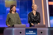 ARD QUIZDUELL-OLYMP, FOLGE 369, "Eva Padberg und Franziska Knuppe", am Freitag (05.11.21) um 18:50 Uhr im ERSTEN. Die Kandidatinnen des Teams "Supermodel": Eva Padberg (l.) und Franziska Knuppe (r.) beide Models. © ARD/Arne Vollstedt, honorarfrei - Verwendung gemäß der AGB im engen inhaltlichen, redaktionellen Zusammenhang mit genannter ARD-Sendung bei Nennung "Bild: ARD/Arne Vollstedt" (S2). ARD-Programmdirektion/Bildredaktion, bildredaktion@DasErste.de