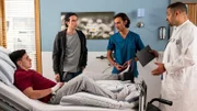 Matteo Moreau (Mike Adler, r.) und Ivo Maric (Jakob D'Aprile, 2.v.r.) wundern sich über das übertrieben kumpelhafte Verhältnis von Luc Lehmann (Mert Dincer, l.) und dessen Vater Josch Widmer (Mehmet Sözer, 2.v.r.).