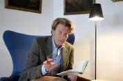 Der Schauspieler Michael Hartmann (Michaelvon Au) hat schon bessere Zeiten gesehen. Der einst als „Alpenbulle“ gefeierte TV-Star, liest nun vor einem exklusiven Publikum in der Meersburg, aus seinem neuen Buch.