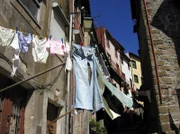 Blick in eine der typischen Gassen von Porto mit dem stadttypischen Wäscheensemble.