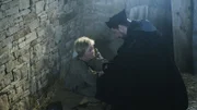 Einer der wenigen, die ihre Stimme gegen die Hexenverfolgung erhoben, ist der katholische Geistliche Friedrich Spee von Langenfeld, der vor einer Frau (Komparsin) kniet. Damit läuft er Gefahr, selbst ins Visier der Hexenjäger zu geraten.