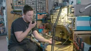 Funkladen-Inhaber Josef Schönberger an seiner CB-Funkstation.