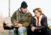 MDR Fernsehen IN ALLER FREUNDSCHAFT FOLGE 61, "Alles auf eine Karte", am Donnerstag (19.04.12) um 12:30 Uhr. Achim Kreutzer (Holger Daemgen) und Kathrin Globisch (Andrea K. Loewig) kommen sich beim Picknick wieder näher.