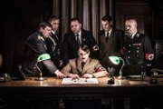 Schauspieler am Set der Reihe: Adolf Hitler (Darsteller unbekannt, vorne, m.), Hermann Göring (Steve Munroe, l.), Reinhard Heydrich (Daniel Chapple, 2.v.l.), Martin Bormann (Jonathon Michaels, 3.v.l.), Albert Speer (Darsteller unbekannt, 2.v.r.) und Heinrich Himmler (Darsteller unbekannt, r.).