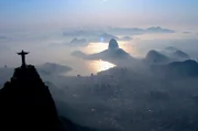 In Rio de Janeiro pulsiert das Leben an der Copacabana.
