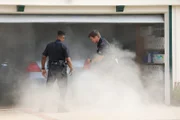 Plötzlich bemerken Officer John Nolan (Nathan Fillion, r.) und Officer Aaron Thorsen (Tru Valentino, l.), dass dichter Qualm aus einer Garage aufsteigt. Ohne zu zögern, gehen sie dem nach.