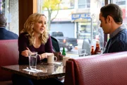 Geneva Carr als Marissa Morgan und Aaron Dean Eisenberg als Stephen Raposa