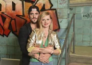 Anja Meyer (Franziska Breite, r.) und ihr Freund Rocko (Marc Barthel, l.) arbeiten in einem Topless-Bar. Als sie von ihrem Erbe erfahren, treffen sie voller Euphorie voreilige Entscheidungen ...