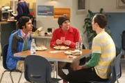 Mit einem Kartentrick treibt Howard (Simon Helberg, M.) seine Freunde Raj (Kunal Nayyar, l.) und Sheldon (Jim Parsons, r.) fast in den Wahnsinn ...