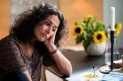 Leyla (Sanam Afrashteh) wirkt nachdenklich.