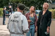 Ein junger Busfahrer stürzt vom Dach. War es Suizid oder wurde er gestoßen? Im Bild: Polizeibeamte (Komparsen), Holger (Holger Koch, M.), Kim Nowak (Amy Mußul, 2.v.r.) und Ina Zimmermann (Melanie Marschke, r.)