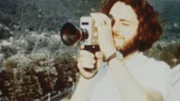 Humorvoll und ein wenig nostalgisch blickt die Dokumentation auf Reise und Verkehr in der Vergangenheit. Wo ist die Super-8-Kamera geblieben?