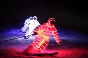 Magie in der Nacht: Tausende von LED-Lichtern bringen die Alpen zum Strahlen.