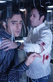 Charlie (David Krumholtz, l.) droht, einen Nervenkollaps zu bekommen, da er seinen Bruder Don (Rob Morrow, r.) leichtfertig in eine gefährliche Situation geschickt hat.