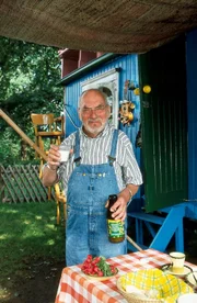 Peter (Peter Lustig) stellt entsetzt fest, dass die Milch sauer geworden ist.