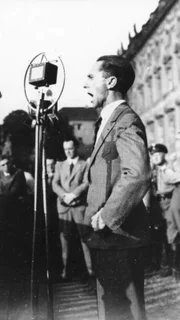 Goebbels spricht auf einer politischen Versammlung