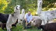 Ludger Bremehr umringt von zahlreichen Tieren.