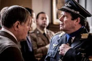 L-R: Adolf Hitler (Ray Burnet) und Hermann Göring (Steve Munroe)