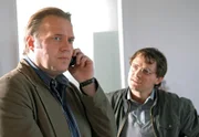 NDR Fernsehen ELVIS UND DER KOMMISSAR (3), "Todesursache: Eigentor", am Samstag (03.05.14) um 16:45 Uhr. Kommissar Behringer (Jan-Gregor Kremp, l.) und sein Asssistent Pröttel (Stefan Haschke, r.) auf Spurensuche im Penthouse des Toten.