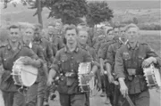 Privataufnahmen beteiligter Soldaten bieten erstmals private Einblicke hinter den propagandistischen Siegeszug der deutschen Wehrmacht.