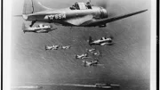 Ein Bombengeschwader kehrt zum Flugzeugträger zurück.