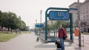 David (Rein Mulder) fährt mit der U-Bahn zum Frankfurter Tor, um sich dort mit Eva zu treffen.