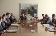 Konferenz im Ministerium für Staatssicherheit:Fassungslosigkeit nach dem Mauerfall: Gerd Rothals (Michael Schenk, 3.v.l.), Falk Kupfer (Jörg Hartmann, 4.v.l.), Günther Gaucke (Hansjürgen Hürrig, M. l.), Horst Schöning (Jürgen Heinrich, M.r.), Hans Kupfer (Uwe Kockisch (1.v.r.),