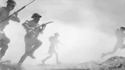 Die britische Infanterie rückt durch den Staub und Rauch der Schlacht vor.