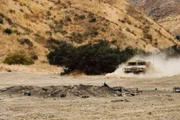 Als das Humvee des Senators in eine Sprengfalle gerät, sieht sich das NCIS-Team in Afghanistan plötzlich in einem gefährlichen Einsatz ...