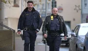 "110 im Dauereinsatz" begleitet Polizist:innen bei spannenden Fällen u.a.auf Streife in Augsburg mit Stefan und Florian (r.)