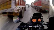 Diese Dokumentation präsentiert die wahnwitzigsten Dashcam-Momente aus aller Welt, darunter einen Motorradfahrer, der mit seiner Freundin durchbrennt.