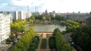 Ein Streifzug an beliebte und geheimnisvolle Plätze in der Stadt – dahin, wo Berlin am spannendsten ist. Zum Arkonaplatz in Mitte und zum Wilhelmplatz am Stölpchensee, zum Heinrich-Dathe-Platz in Lichtenberg und zum Chamissoplatz in Kreuzberg. - Engelbecken und Michaelkirchplatz.