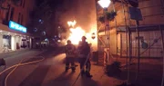 In Hagen, a large number of emergency services tries to contain a fire in an apartment building.