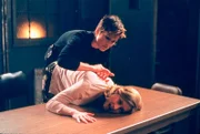 Bevor Detective Benson (Mariska Hargitay, oben) den gesuchten Serienmörder verhaften kann, wird er von der Prostituierten Debra Peterson (Sharon Lawrence) in Notwehr erschossen. Doch ist sie wirklich diejenige, die sie vorgibt zu sein?