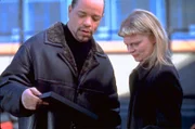 Detective Fin Tutuola (Ice-T) befragt die heroinabhängige Claire Rinato (Martha Plimpton), die auf einer Party vergewaltigt wurde.
