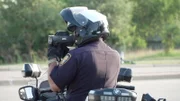 Einhundertfünf Kilometer pro Stunde sind auf der Interstate 35 erlaubt, doch die meisten fahren etwa einhundertfünfundvierzig. In Texas legt nicht die Polizei das Bußgeld fest, sondern ein Gericht, wobei das Gesetz hier reichlich Ermessensspielraum zulässt.