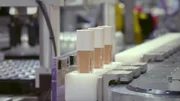 In der 57.000 Quadratmeter großen Fabrik des Kosmetikgiganten L’Oréal in Frankreich werden die Fläschchen mit Make-Up von Förderbändern und Roboterarmen fortbewegt.